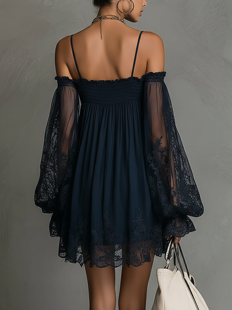 Noemi - Marineblå chiffon-minikjole med off-shoulder-udskæring, blondekant og gennemsigtige ærmer