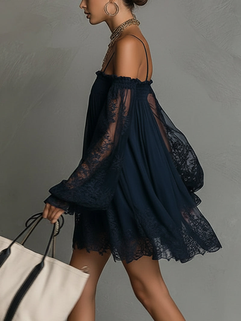 Noemi - Marineblå chiffon-minikjole med off-shoulder-udskæring, blondekant og gennemsigtige ærmer