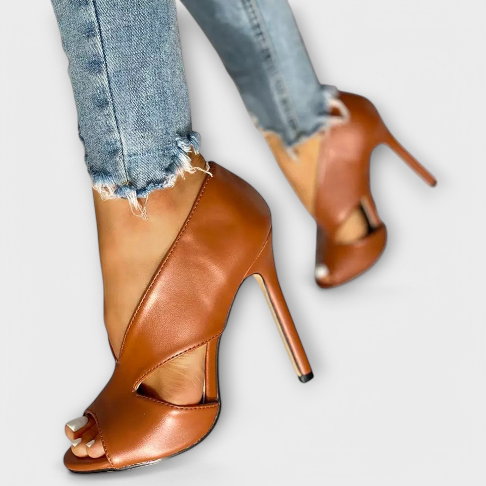 Trendy orthopedic sandals with an elegant heel