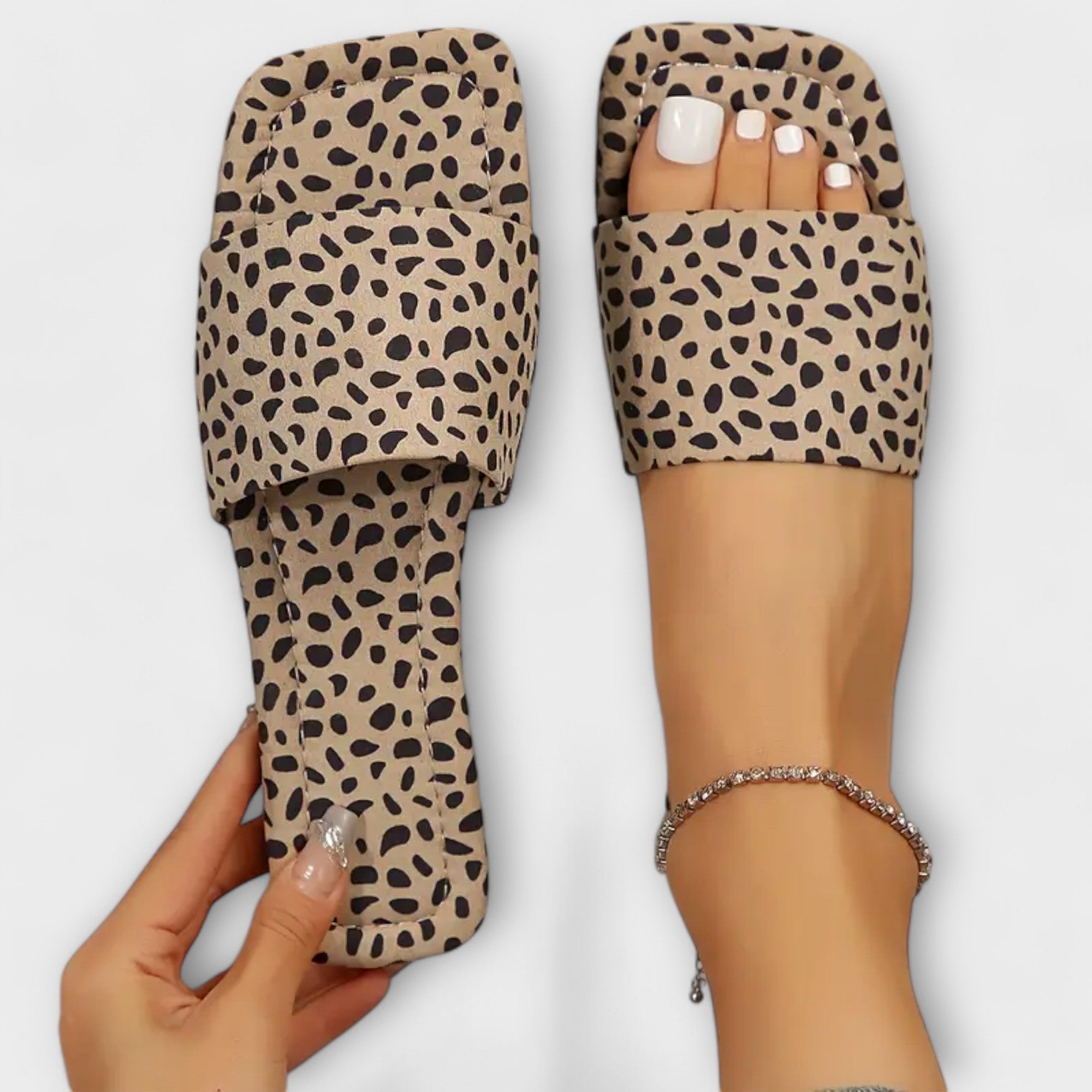 Flat slippers with leopard print