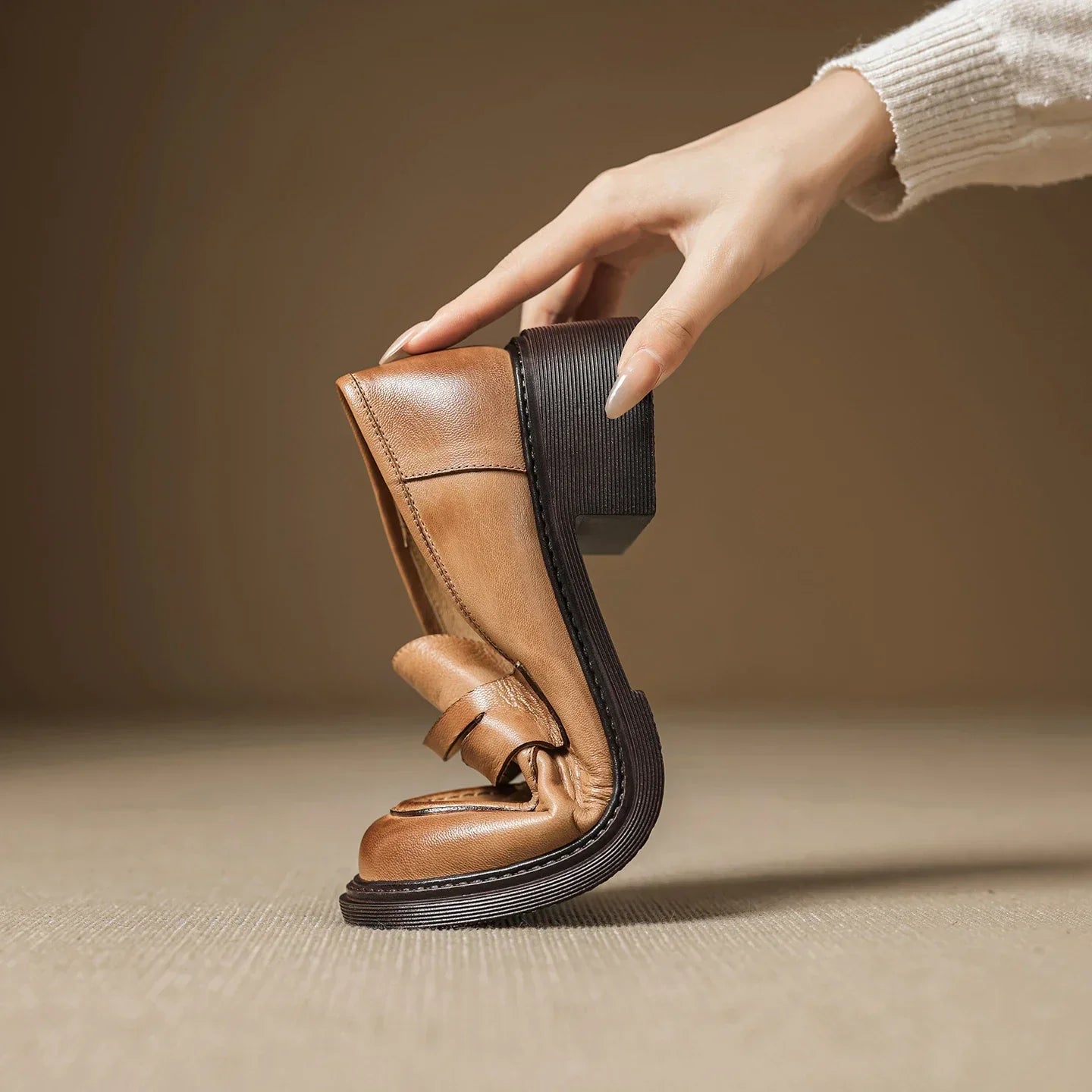 María | Zapatos clásicos de piel con tira en T para mujer