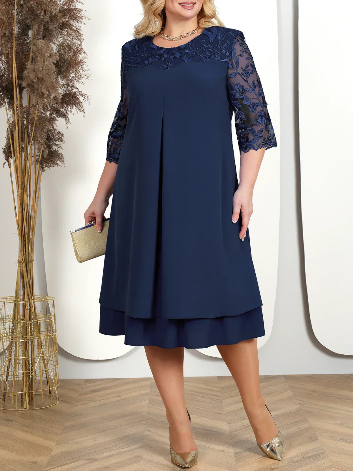 Coralie – Embroidered Banquet Dress in Plus Size