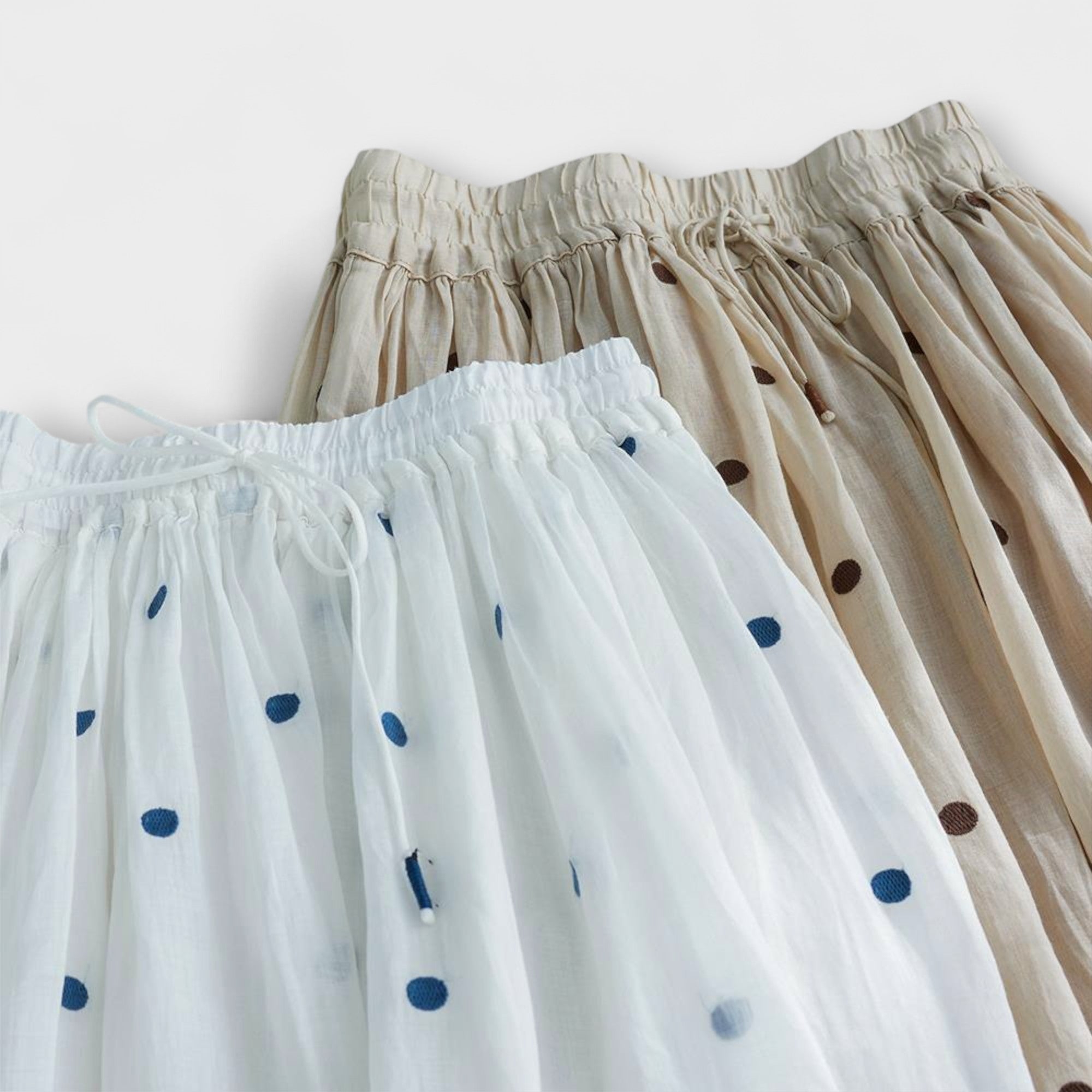 Playful polka-dot skirt made of cotton-linen.