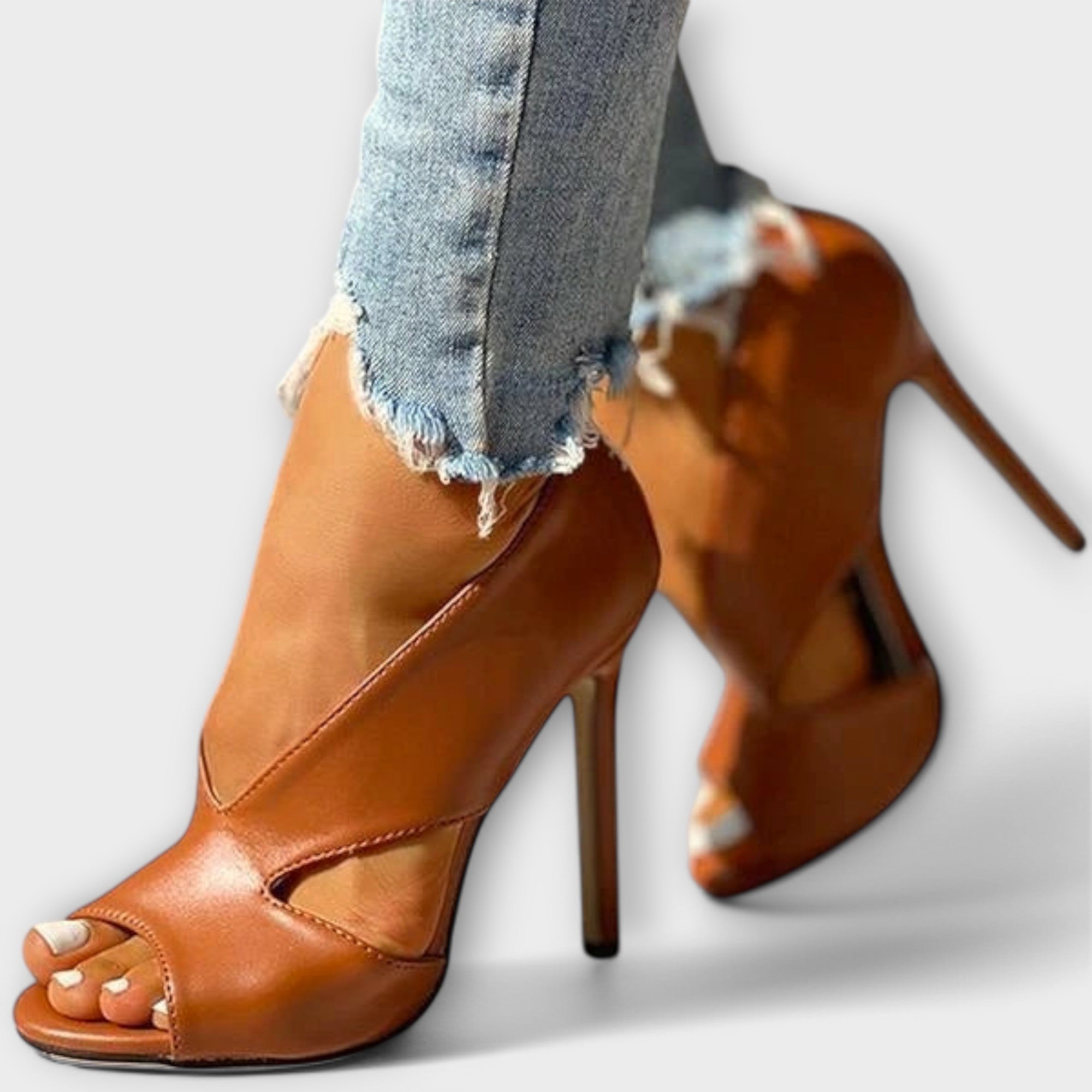 Trendy orthopedic sandals with an elegant heel