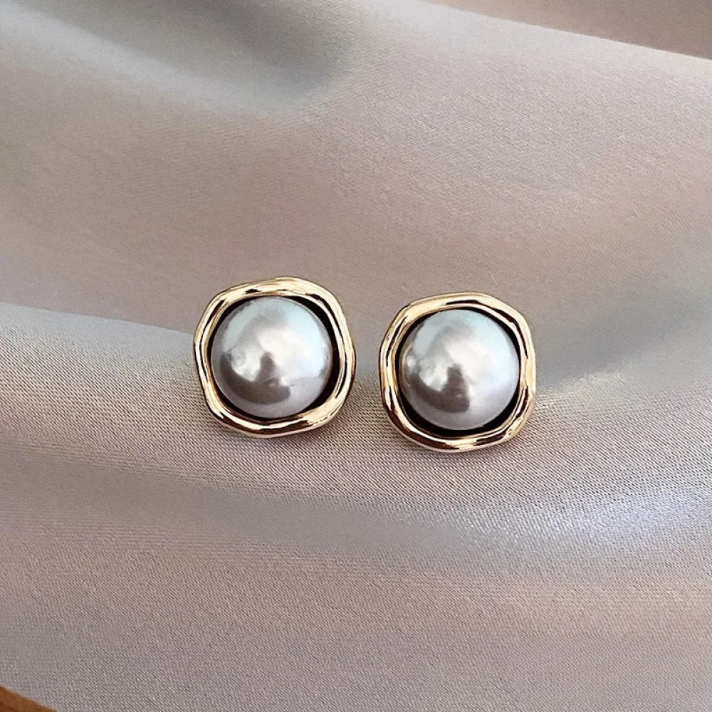 Stylish black pearl earrings