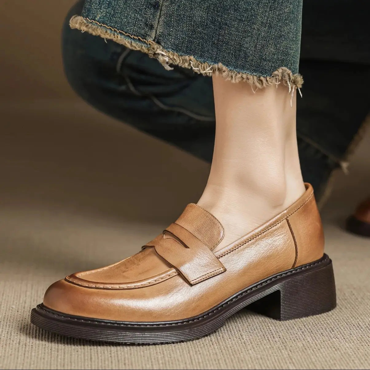 María | Zapatos clásicos de piel con tira en T para mujer