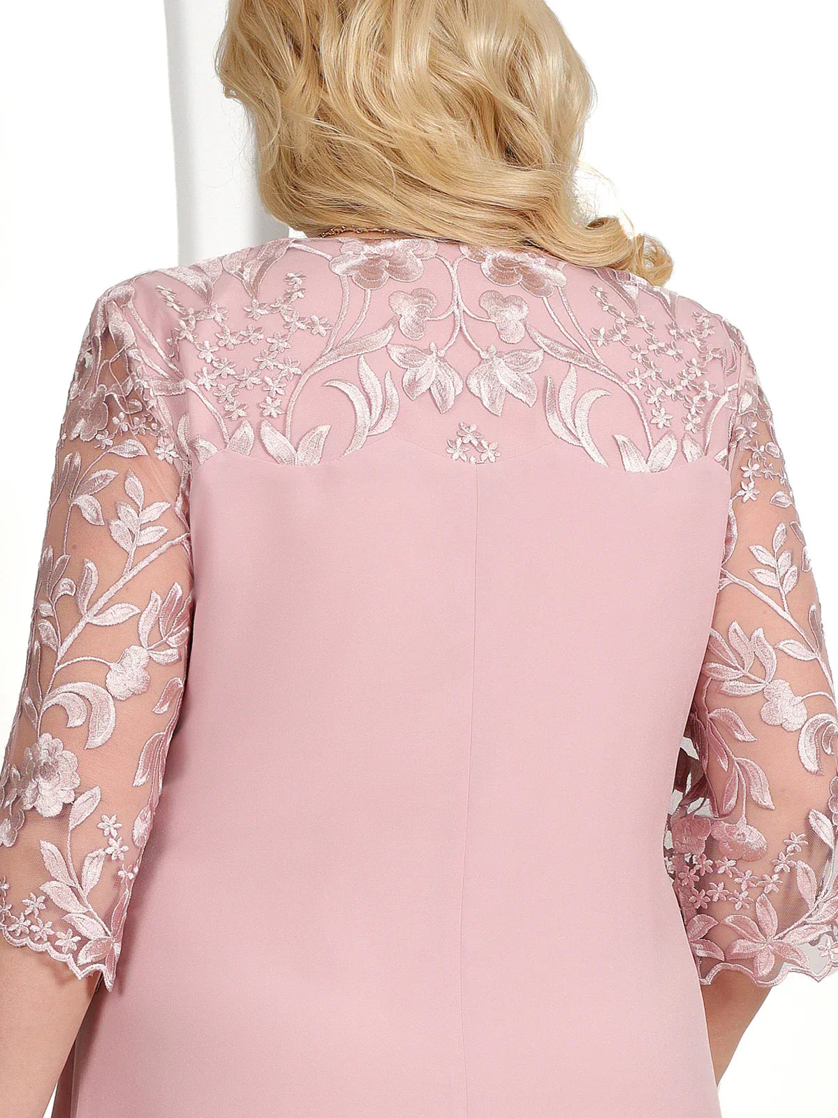 Coralie – Embroidered Banquet Dress in Plus Size