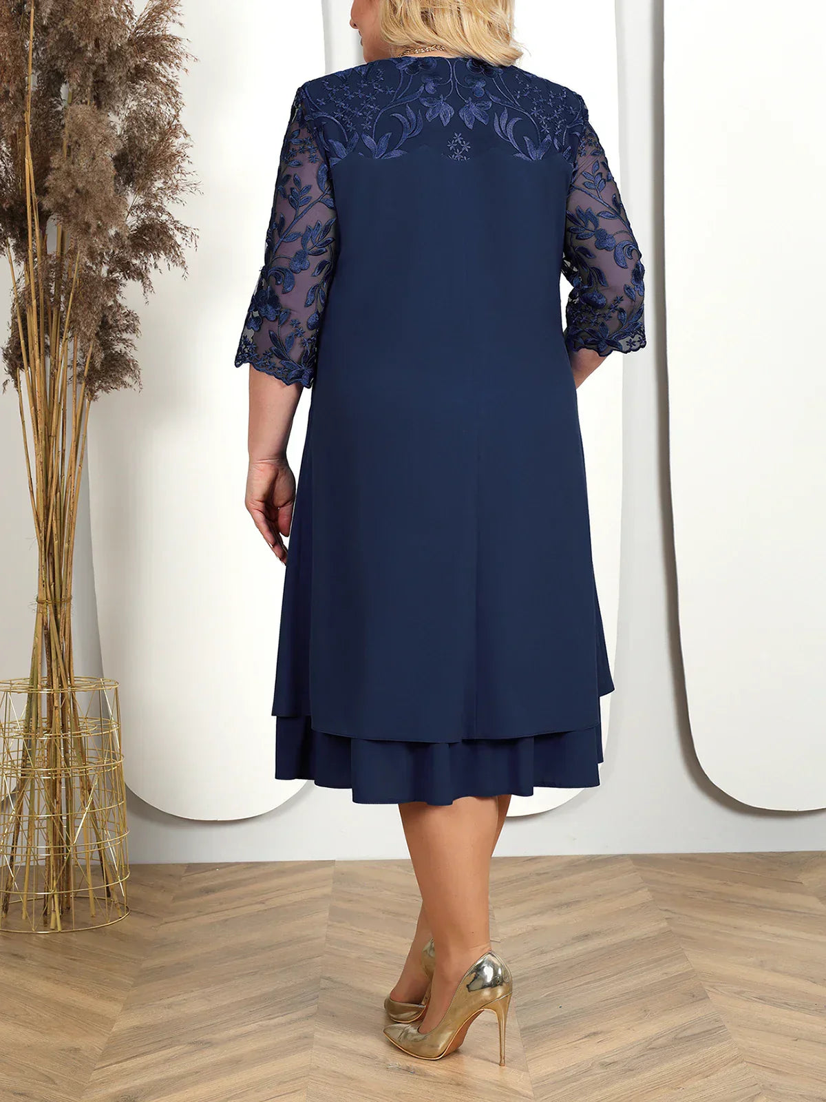 Coralie – Embroidered Banquet Dress in Plus Size