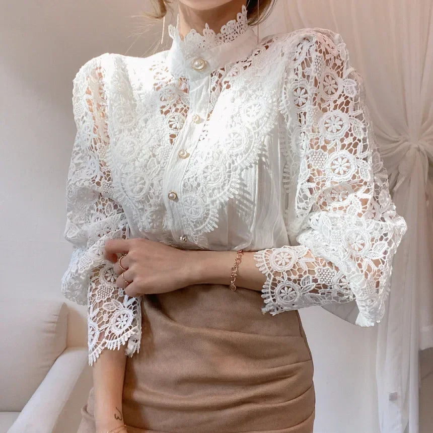 Charlotte - Bluse med blondedetaljer