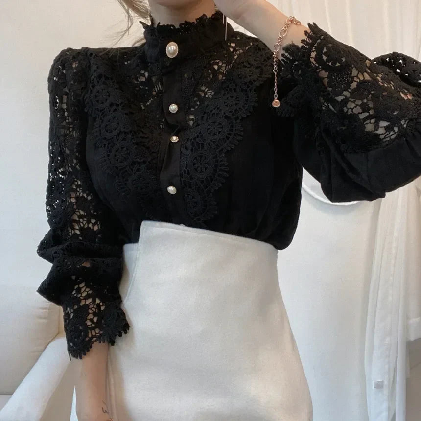 Charlotte - Bluse med blondedetaljer