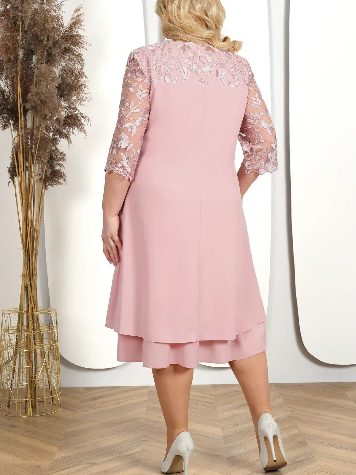 Coralie – Embroidered Banquet Dress in Plus Size
