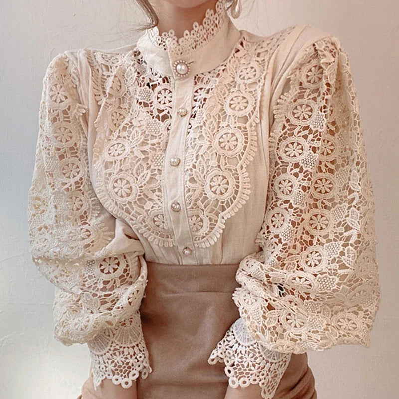 Charlotte - Bluse med blondedetaljer