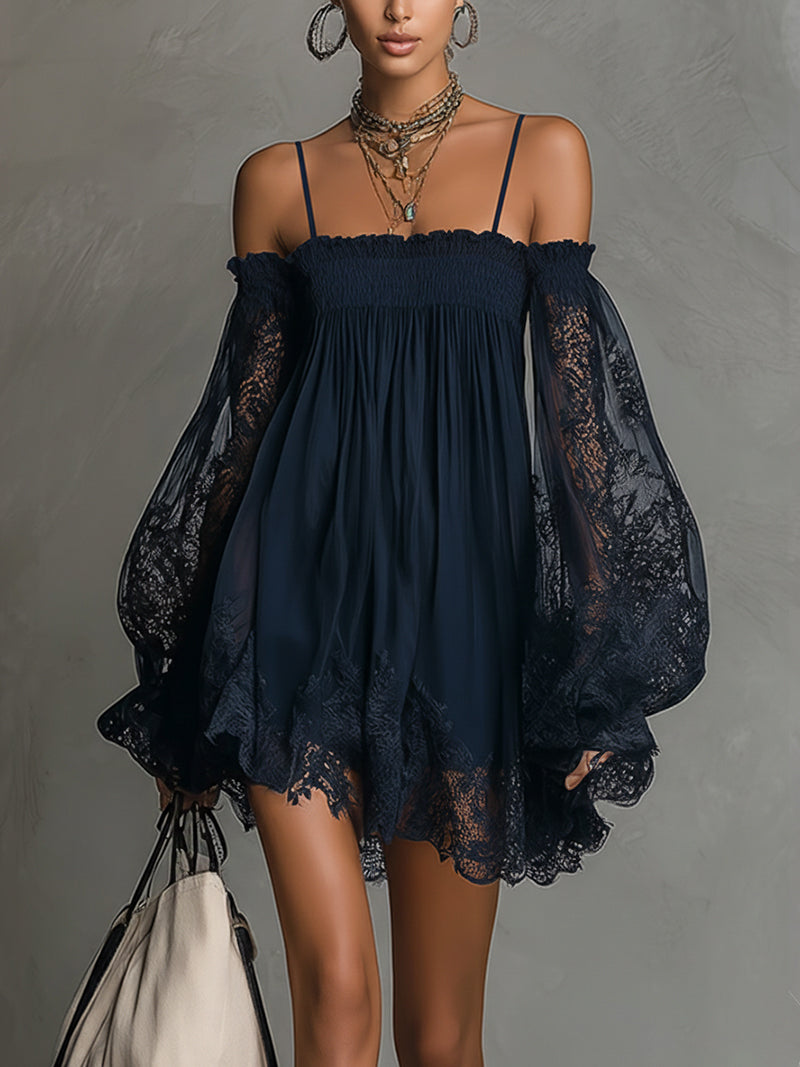 Noemi - Marineblå chiffon-minikjole med off-shoulder-udskæring, blondekant og gennemsigtige ærmer