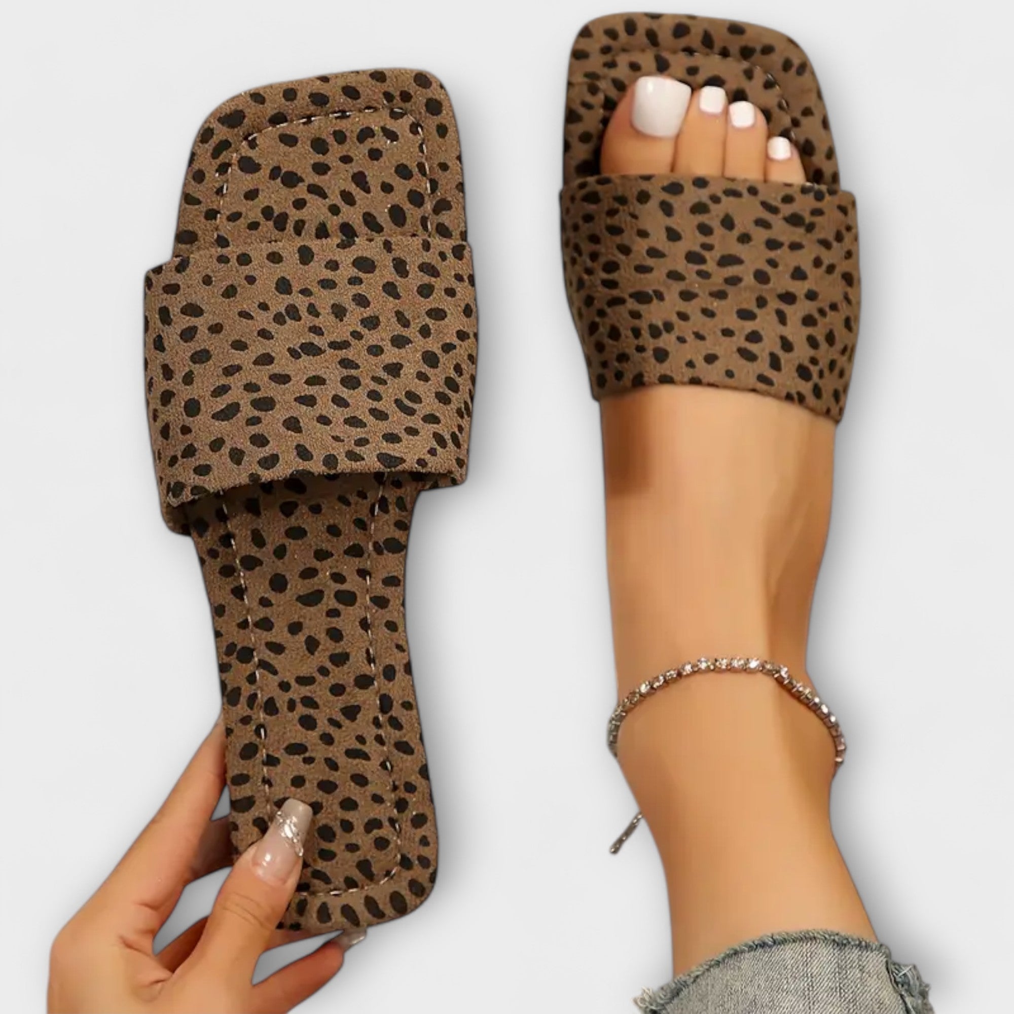 Flat slippers with leopard print