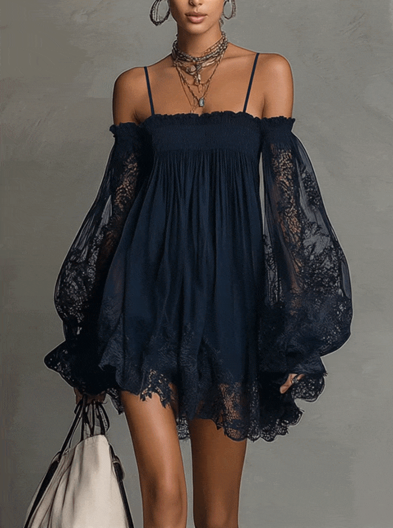Noemi - Marineblå chiffon-minikjole med off-shoulder-udskæring, blondekant og gennemsigtige ærmer